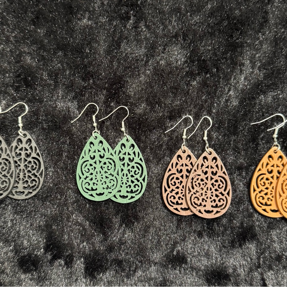 Elegant Filigree Teardrop Earrings Set